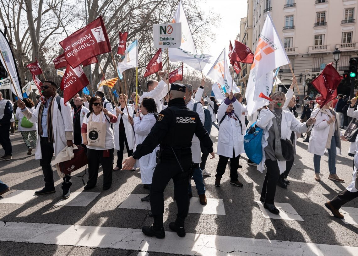 Imagen de archivo de decenas de personas durante una concentración de los sindicatos médicos frente al Ministerio de Sanidad | Diego Radamés (Europa Press).