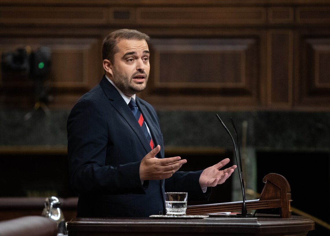 El diputado del PSOE Manuel Arribas interviene durante una sesión plenaria, en el Congreso de los Diputados.

Alejandro Martínez Vélez