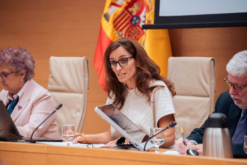Imagen de archivo de la ministra de Sanidad, Mónica García, durante una comparecencia ante la Comisión de Sanidad del Congreso | Gabriel Luengas (Europa Press).