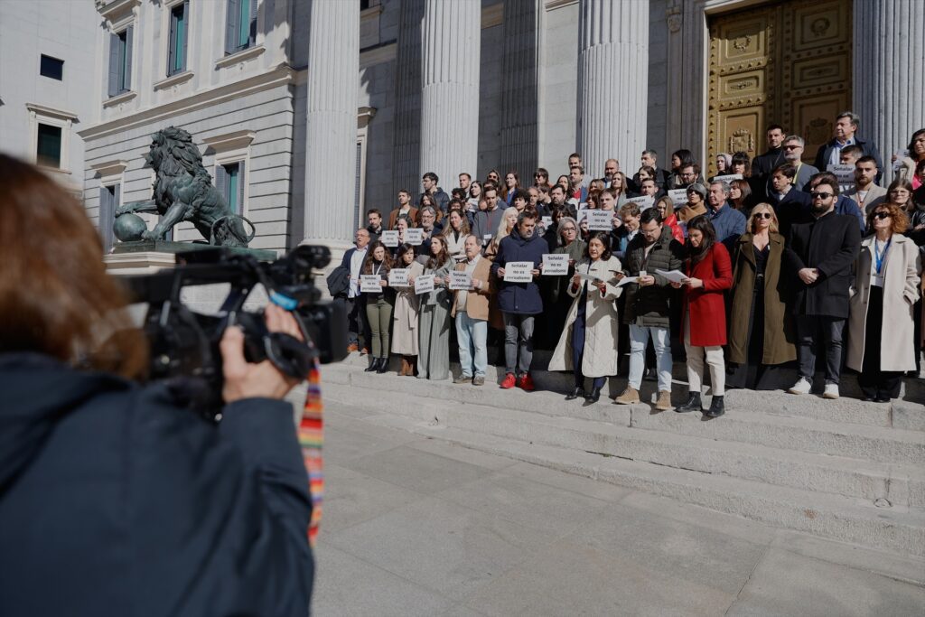 Imagen de archivo de decenas de periodistas parlamentarios concentrados a las puertas del Congreso de los Diputados | Jesús Hellín (Europa Press).