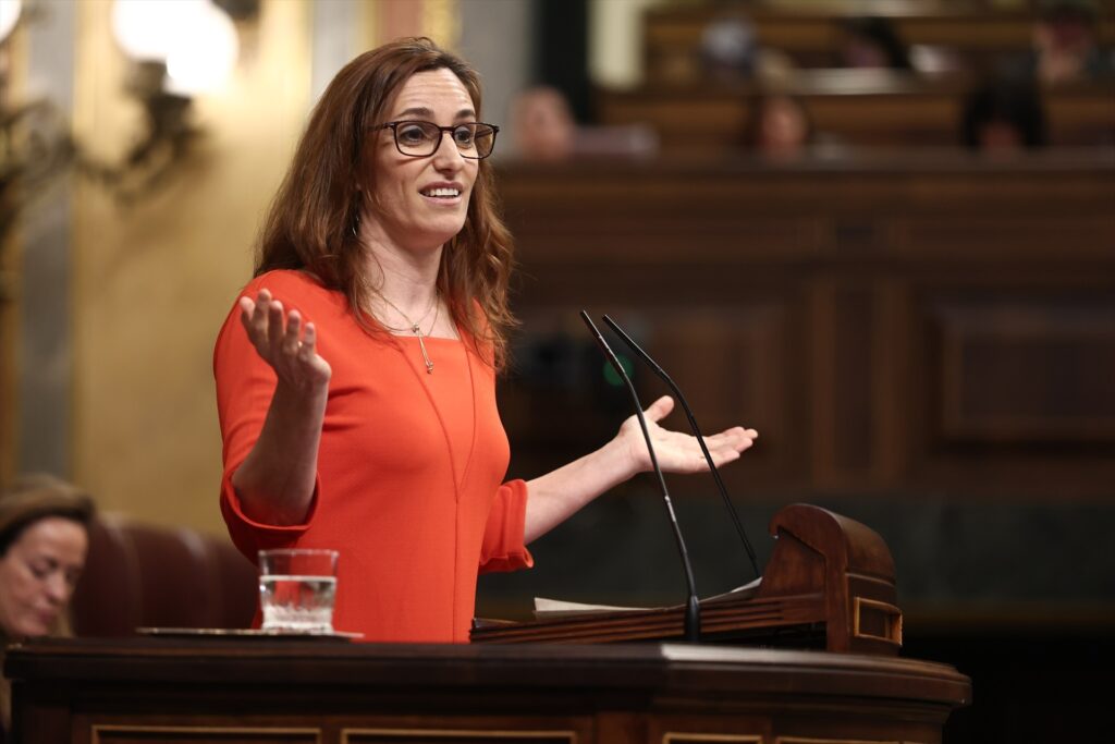 La ministra de Sanidad, Mónica García, interviene durante una sesión plenaria en el Congreso de los Diputados | Eduardo Parra (Europa Press).