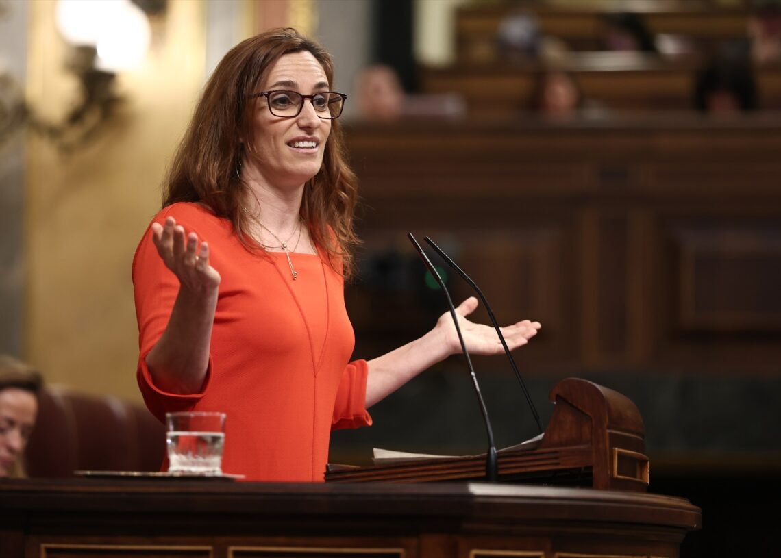 La ministra de Sanidad, Mónica García, interviene durante una sesión plenaria en el Congreso de los Diputados | Eduardo Parra (Europa Press).