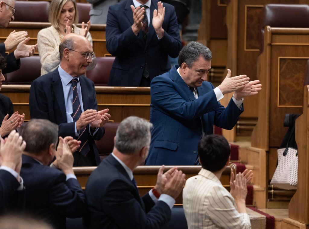 El portavoz del PNV en el Congreso, Aitor Esteban, es aplaudido durante su última sesión plenaria en el Congreso | EDUARDO PARRA (EP)