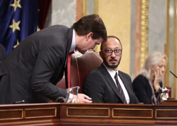 El diputado del PP Carlos Rojas (i) y el vicepresidente primero del Congreso, Alfonso Rodríguez Gómez de Celis (d), durante el pleno del Congreso del 20 de marzo de 2025 | EDUARDO PARRA (EUROPA PRESS)