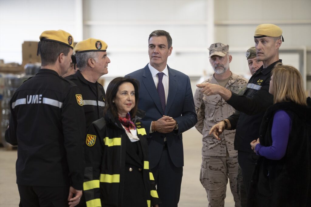 Imagen de archivo del presidente del Gobierno, Pedro Sánchez, junto a la ministra de Defensa, Margarita Robles, visitando unidades del Ejército | Jorge Gil (Europa Press).