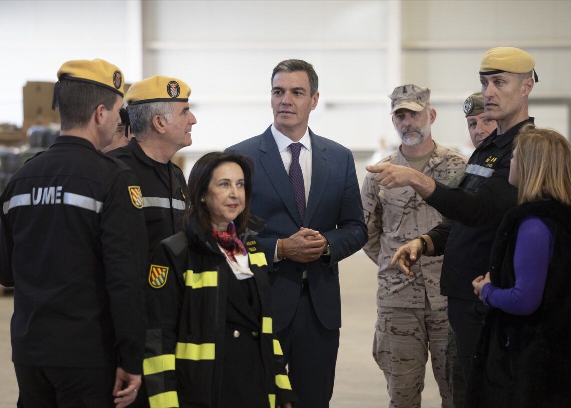 Imagen de archivo del presidente del Gobierno, Pedro Sánchez, junto a la ministra de Defensa, Margarita Robles, visitando unidades del Ejército | Jorge Gil (Europa Press).