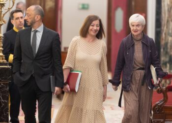 (I-D) El vicepresidente primero de la Mesa del Congreso, Alfonso Rodríguez Gómez de Celis; la presidenta del Congreso, Francina Armengol y la secretaria segunda de la Mesa del Congreso, Isaura Leal, a su llegada a una reunión de la Mesa del Congreso de los Diputados, a 8 de abril de 2025, en Madrid (España).

Eduardo Parra / Europa Press
08 ABRIL 2025;MESA CONGRESO;CONGRESO;DIPUTADOS
08/4/2025