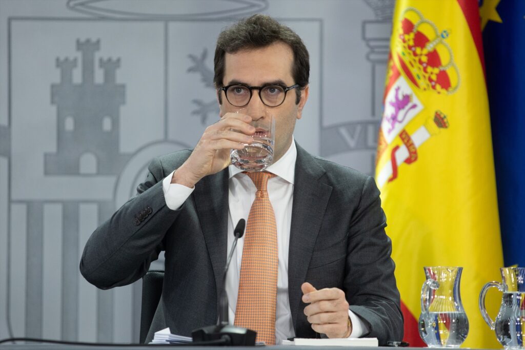 El ministro de Economía, Carlos Cuerpo, durante una rueda de prensa posterior a la reunión del Consejo de Ministros | Alejandro Martínez (Europa Press).