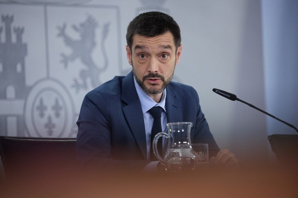 El ministro de Derechos Sociales, Consumo y Agenda 2030, Pablo Bustinduy, durante una rueda de prensa posterior a la reunión del Consejo de Ministros | Jesús Hellín (Europa Press).