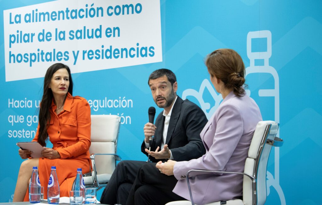El ministro de Derechos Sociales, Consumo y Agenda 2030, Pablo Bustinduy, junto a la ministra de Sanidad, Mónica García, durante un evento en el que han presentado la consulta pública de un Real Decreto sobre menús en hospitales y residencias