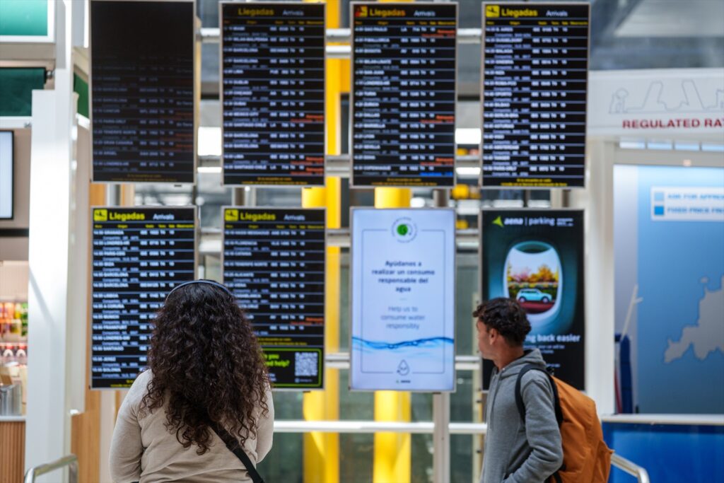 Imagen de archivo de paneles de llegadas y salidas en la terminal T4 del aeropuerto Adolfo Suárez-Madrid Barajas | Matias Chiofalo (Europa Press).