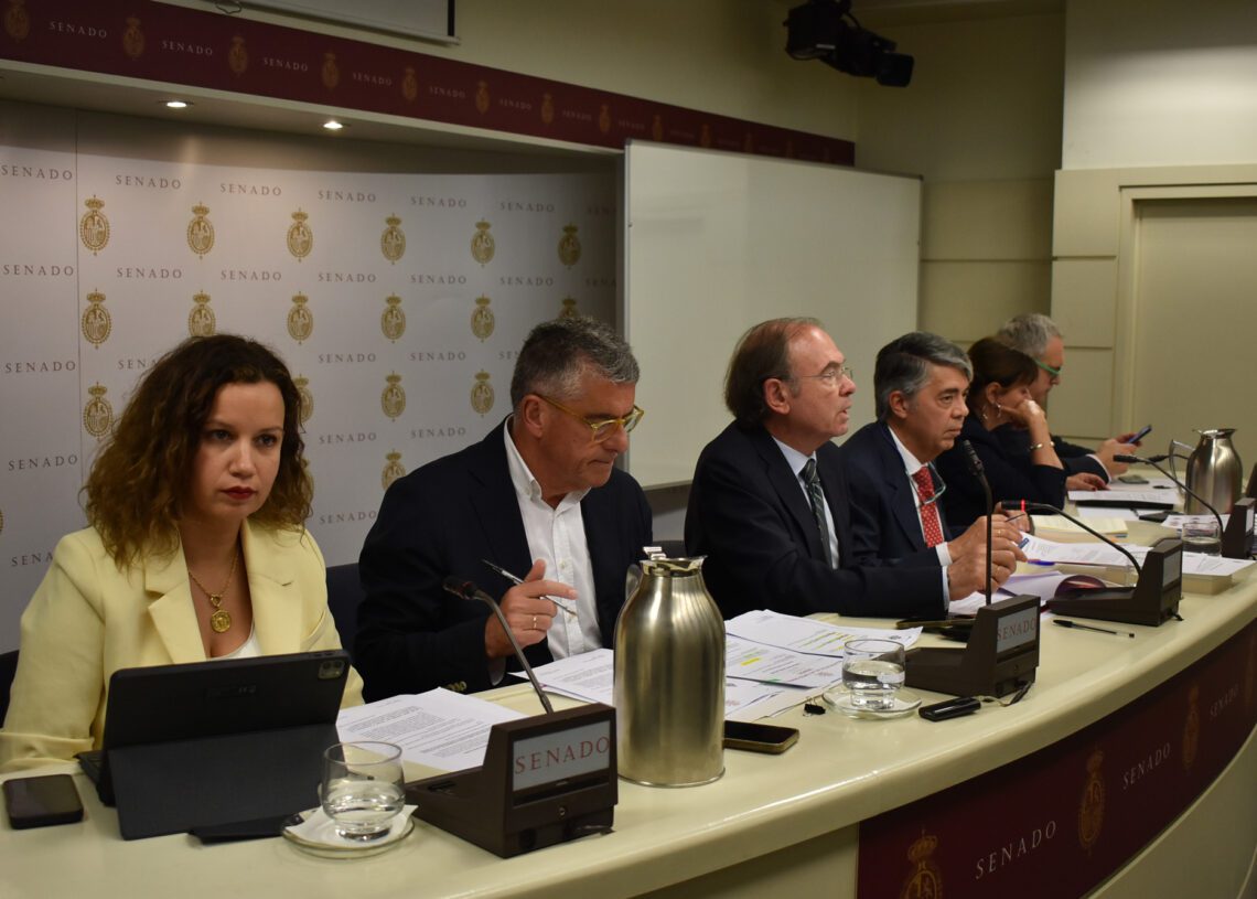 Los integrantes de la Mesa y el letrado adscrito a la Comisión Constitucional del Senado, durante la sesión de dictamen de  la Proposición de Ley Orgánica por la que se modifica la Ley Orgánica reguladora del derecho de asociación | SENADO