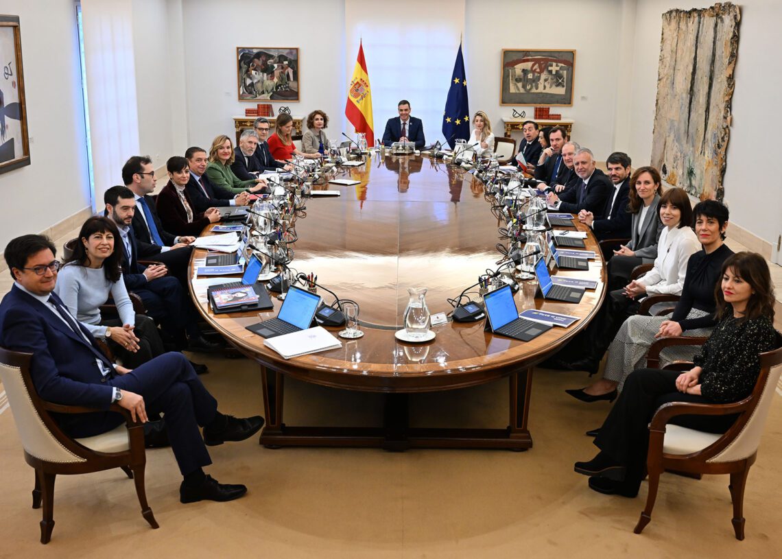 El presidente del Gobierno, Pedro Sánchez, y los miembros del Ejecutivo durante la primera reunión del Consejo de Ministros del año, el 7 de enero de 2025 | BORJA PUIG DE LA BELLACASA (POOL MONCLOA)