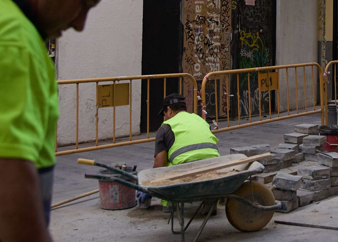(Foto de ARCHIVO)
Obreros trabajando al sol, a 18 de julio de 2024, en Madrid  | Jesús Hellín / Europa Press