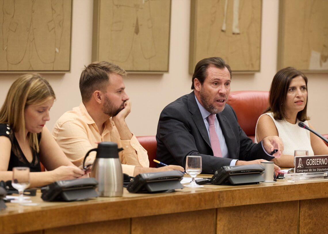 (Foto de ARCHIVO)
(I-D) La secretaria primera de la comisión, Isabel Iniesta; el vicepresidente de la comisión, Alberto Ibáñez; el ministro de Transportes y Movilidad Sostenible, Óscar Puente y la presidenta de la comisión, Esther Peña, durante la Comisión de Transportes y Movilidad Sostenible del Congreso de los Diputados, a 29 de agosto de 2024, en Madrid | Jesús Hellín / Europa Press