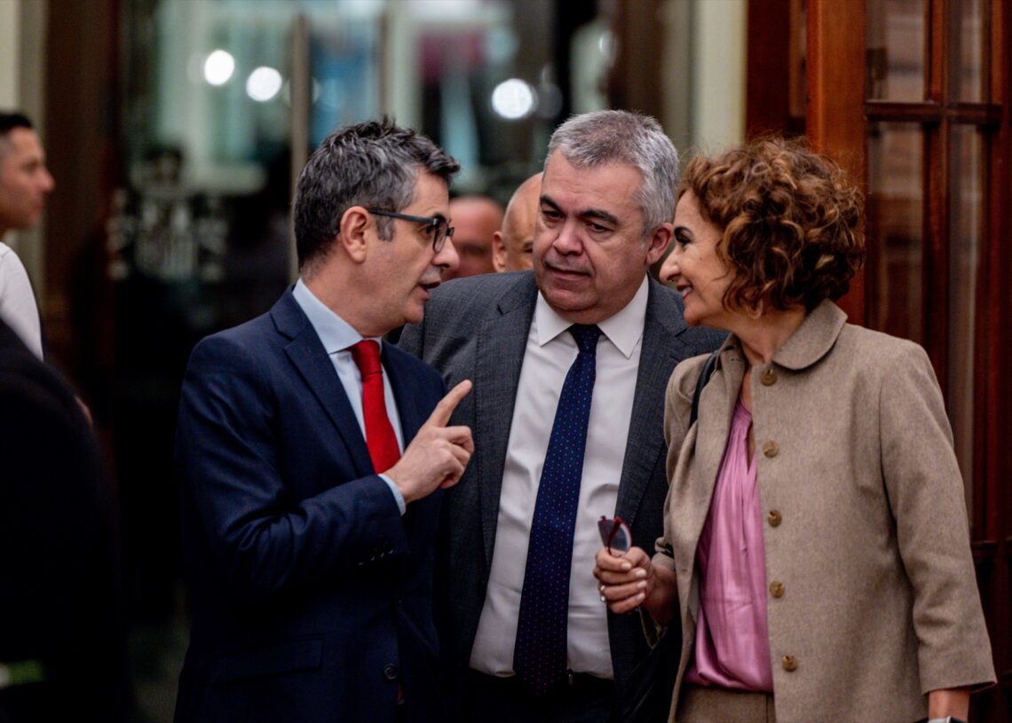 (Foto de ARCHIVO)
(I-D) El ministro de Presidencia, Justicia y Relaciones con la Cortes, Félix Bolaños; el secretario de Organización del PSOE, Santos Cerdán y la vicepresidenta primera y ministra de Hacienda, María Jesús Montero, durante una sesión plenaria, en el Congreso de los Diputados, a 10 de diciembre de 2024, en Madrid (España). 

Ricardo Rubio / Europa Press
10 DICIEMBRE 2024;PLENO;CONGRESO;DIPUTADOS;PROPOSICIÓN
10/12/2024