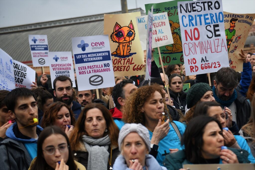 Varias personas con carteles durante una concentración de veterinarios frente al Ministerio de Agricultura, Pesca y Alimentación | Fernando Sánchez (Europa Press).