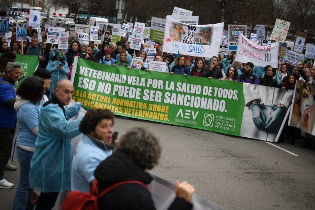 Varias personas con una pancarta y carteles durante una concentración de veterinarios por la polémica de la ley de medicamentos, frente al Ministerio de Agricultura | Fernando Sánchez (Europa Press).