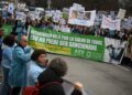 Varias personas con una pancarta y carteles durante una concentración de veterinarios por la polémica de la ley de medicamentos, frente al Ministerio de Agricultura | Fernando Sánchez (Europa Press).