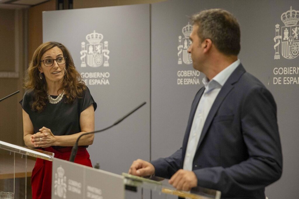 La ministra de Sanidad, Mónica García, y el presidente de ConELA, Fernando Martín Pérez, ofrecen declaraciones a los medios tras una reunión, a 4 de junio de 2025, en Madrid (España) | Fernando Sánchez (Europa Press).