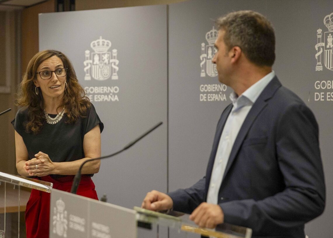 La ministra de Sanidad, Mónica García, y el presidente de ConELA, Fernando Martín Pérez, ofrecen declaraciones a los medios tras una reunión, a 4 de junio de 2025, en Madrid (España) | Fernando Sánchez (Europa Press).