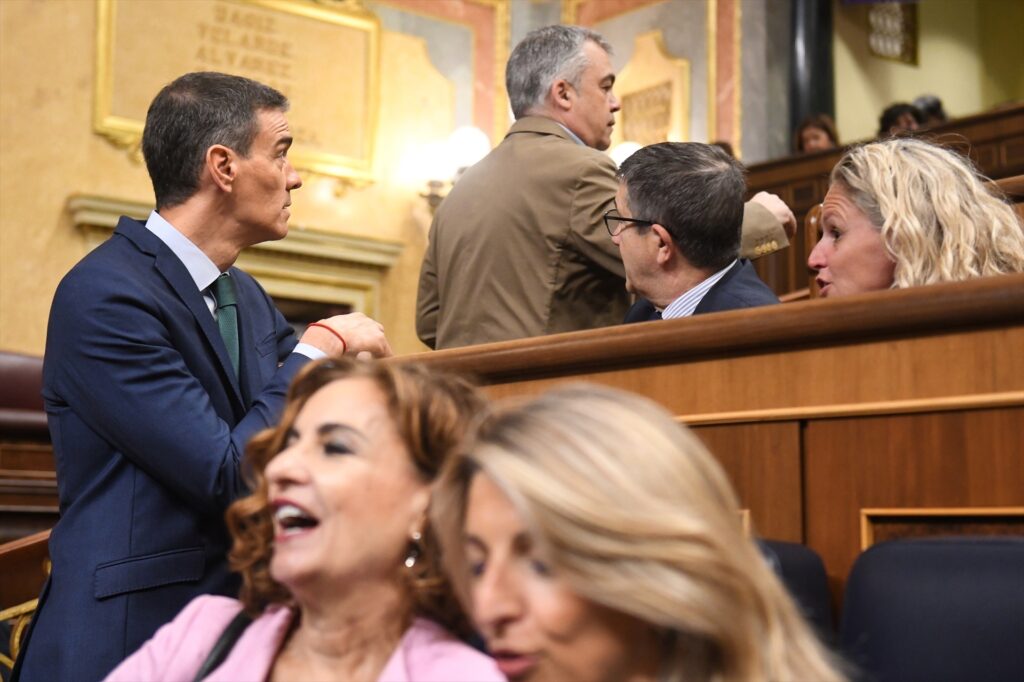El presidente del Gobierno, Pedro Sánchez, el secretario de organización del PSOE, Santos Cerdán, y el portavoz del PSOE en el Congreso, Patxi López, durante una sesión de control al Gobierno, en el Congreso de los Diputados | Fernando Sánchez (Europa Press).
