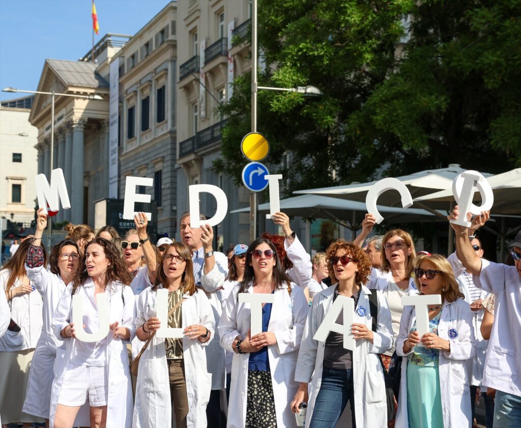 Un grupo de médicos con batas blancas se manifiestan, durante una huelga general convocada el 13 de junio de 2025 | Marta Fernández (Europa Press).