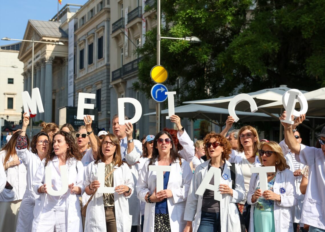 Un grupo de médicos con batas blancas se manifiestan, durante una huelga general convocada el 13 de junio de 2025 | Marta Fernández (Europa Press).