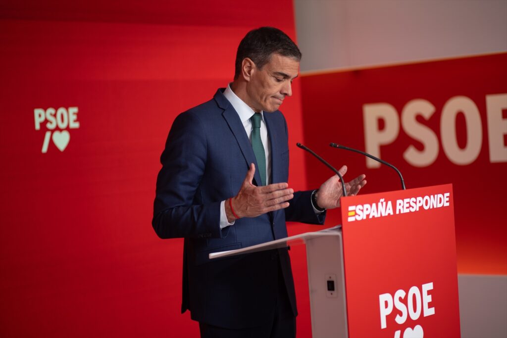 El secretario general del PSOE y presidente del Gobierno, Pedro Sánchez, durante una rueda de prensa, en la sede del PSOE de la calle Ferraz | Alejandro Martínez (Europa Press).