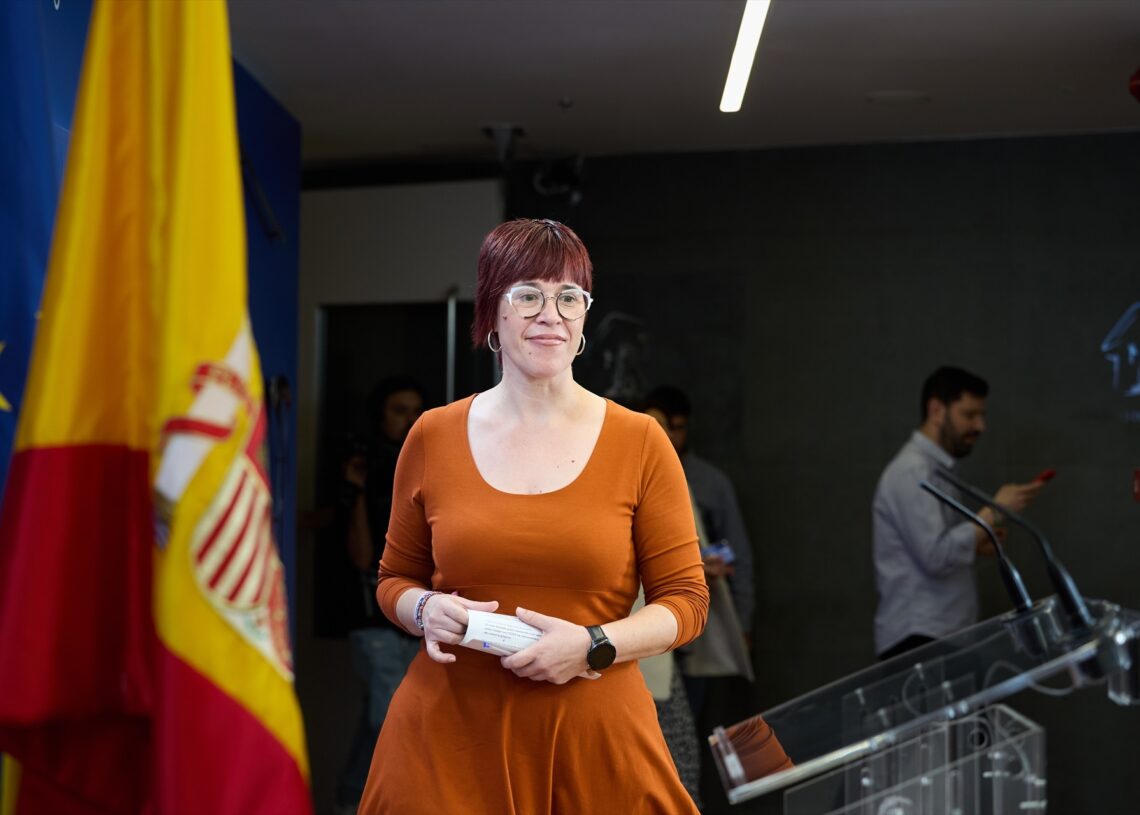La diputada de Compromís Águeda Micó llega a una rueda de prensa anterior a la Junta de Portavoces, en el Congreso de los Diputados, a 24 de junio de 2025, en Madrid (España). 
Jesús Hellín / Europa Press