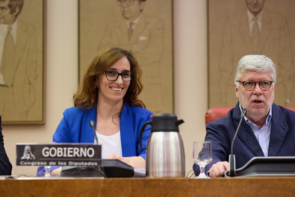 La ministra de Sanidad, Mónica García y el presidente de la Comisión, Agustín Santos, durante la Comisión de Sanidad | Jesús Hellín (Europa Press).