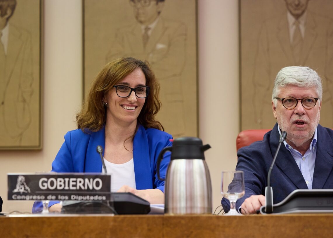 La ministra de Sanidad, Mónica García y el presidente de la Comisión, Agustín Santos, durante la Comisión de Sanidad | Jesús Hellín (Europa Press).