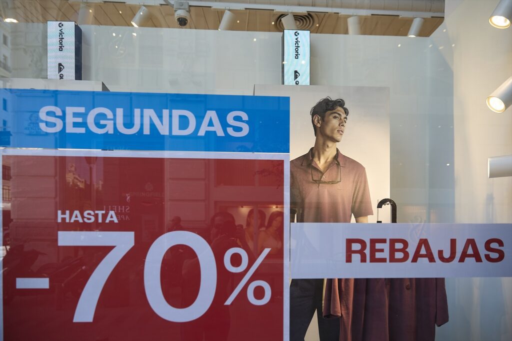 Un escaparate anuncia las rebajas de una tienda, a 26 de junio de 2025, en Madrid (España) | Jesús Hellín (Europa Press).