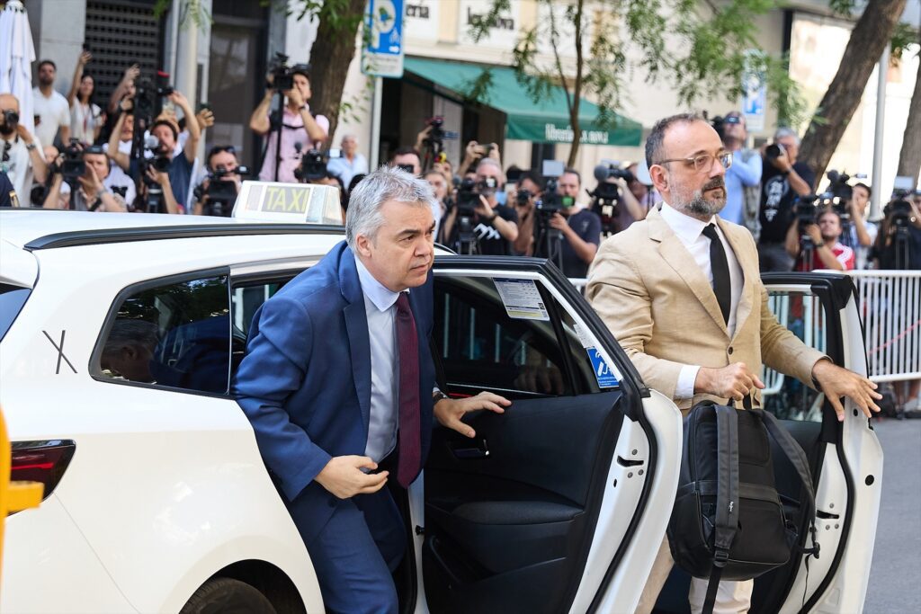El exsecretario de Organización del PSOE Santos Cerdán (i) a su llegada a declarar en el Tribunal Supremo | Jesús Hellín (Europa Press).