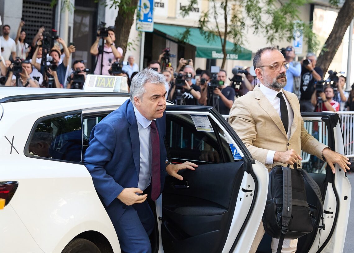 El exsecretario de Organización del PSOE Santos Cerdán (i) a su llegada a declarar en el Tribunal Supremo | Jesús Hellín (Europa Press).