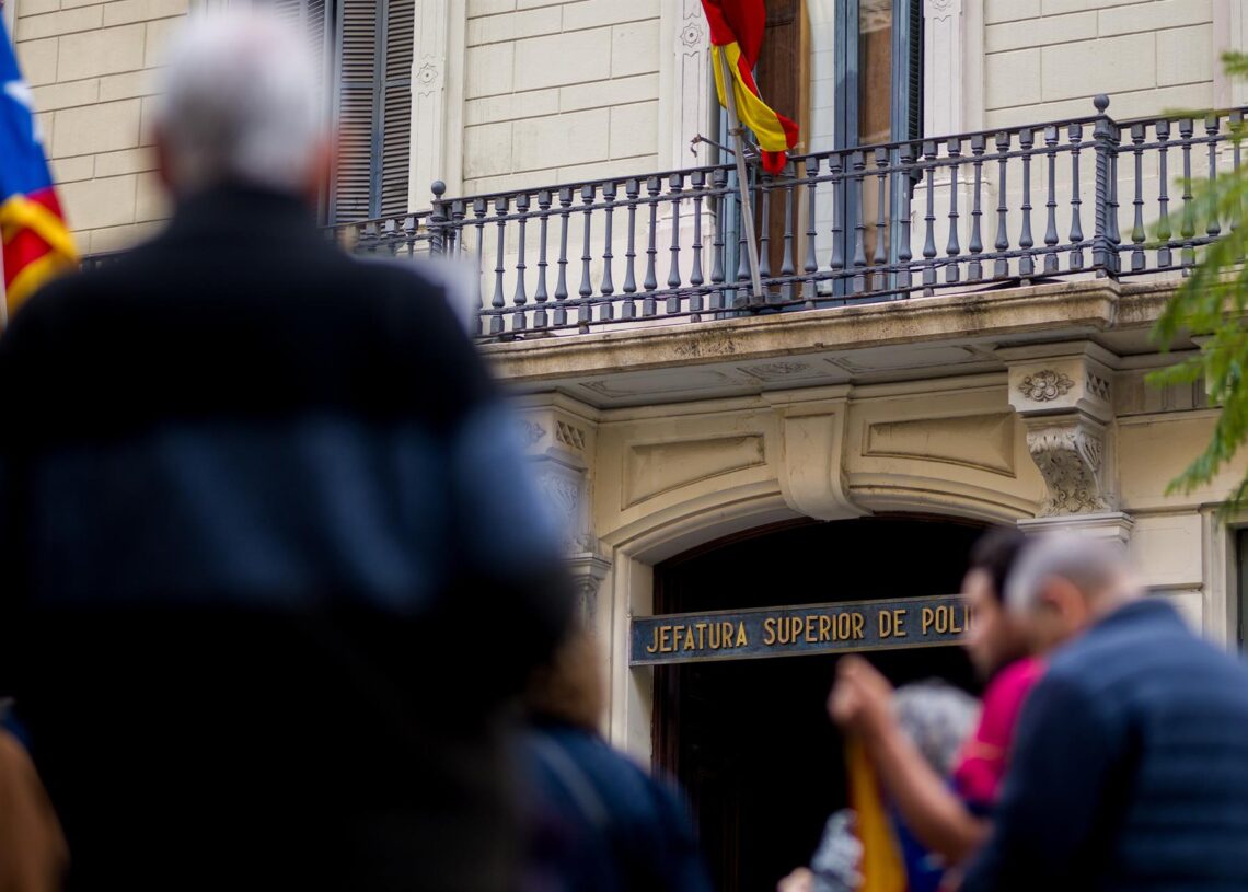 Archivo - Varias personas durante una concentración convocada por ANC y Comissió de la Dignitat, frente a la Jefatura de Policía Nacional de Via Laietana, a 15 de abril de 2025, en Barcelona, Cataluña (España). El motivo de la protesta es pedir que la JefLorena Sopêna - Europa Press - Archivo
