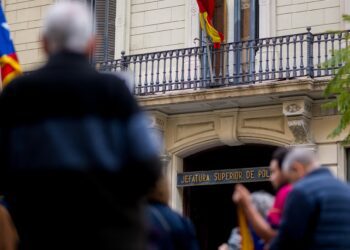 Archivo - Varias personas durante una concentración convocada por ANC y Comissió de la Dignitat, frente a la Jefatura de Policía Nacional de Via Laietana, a 15 de abril de 2025, en Barcelona, Cataluña (España). El motivo de la protesta es pedir que la JefLorena Sopêna - Europa Press - Archivo
