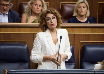 La vicepresidenta primera y ministra de Hacienda, María Jesús Montero, durante un pleno en el Congreso de los Diputados, a 25 de junio de 2025, en Madrid (España).  Jesús Hellín - Europa Press