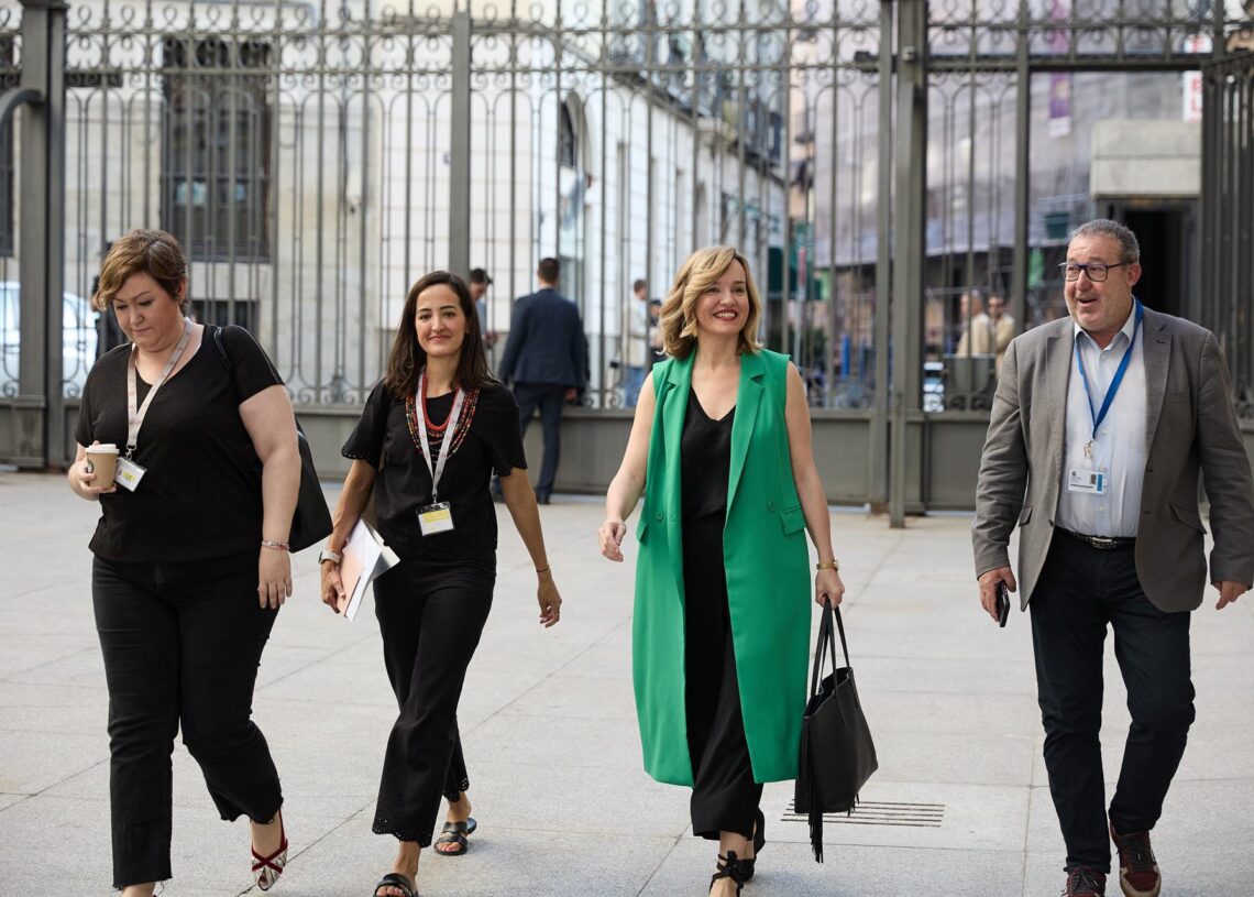 La ministra de Educación, Pilar Alegría a su llegada al pleno en el Congreso de los Diputados, a 25 de junio de 2025, en Madrid (España). Jesús Hellín - Europa Press