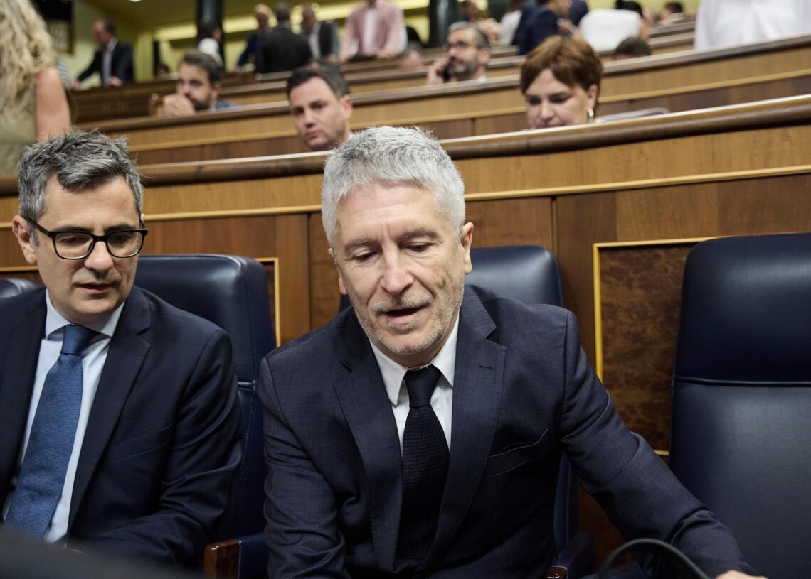 El ministro de Presidencia, Félix Bolaños, y el ministro de Interior, Fernando Grande Marlaska, durante un pleno en el Congreso de los DiputadosJesús Hellín - Europa Press