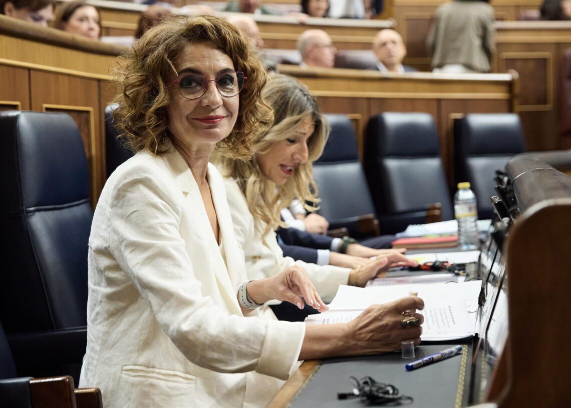 La vicepresidenta primera y ministra de Hacienda, María Jesús Montero, durante un pleno en el Congreso de los Diputados, a 25 de junio de 2025, en Madrid (España).  Jesús Hellín - Europa Press