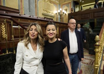 La vicepresidenta segunda y ministra de Trabajo, Yolanda Díaz, y la ministra de Juventud e Infancia, Sira Rego, durante un pleno en el Congreso de los Diputados, a 25 de junio de 2025, en Madrid (España).  Jesús Hellín - Europa Press