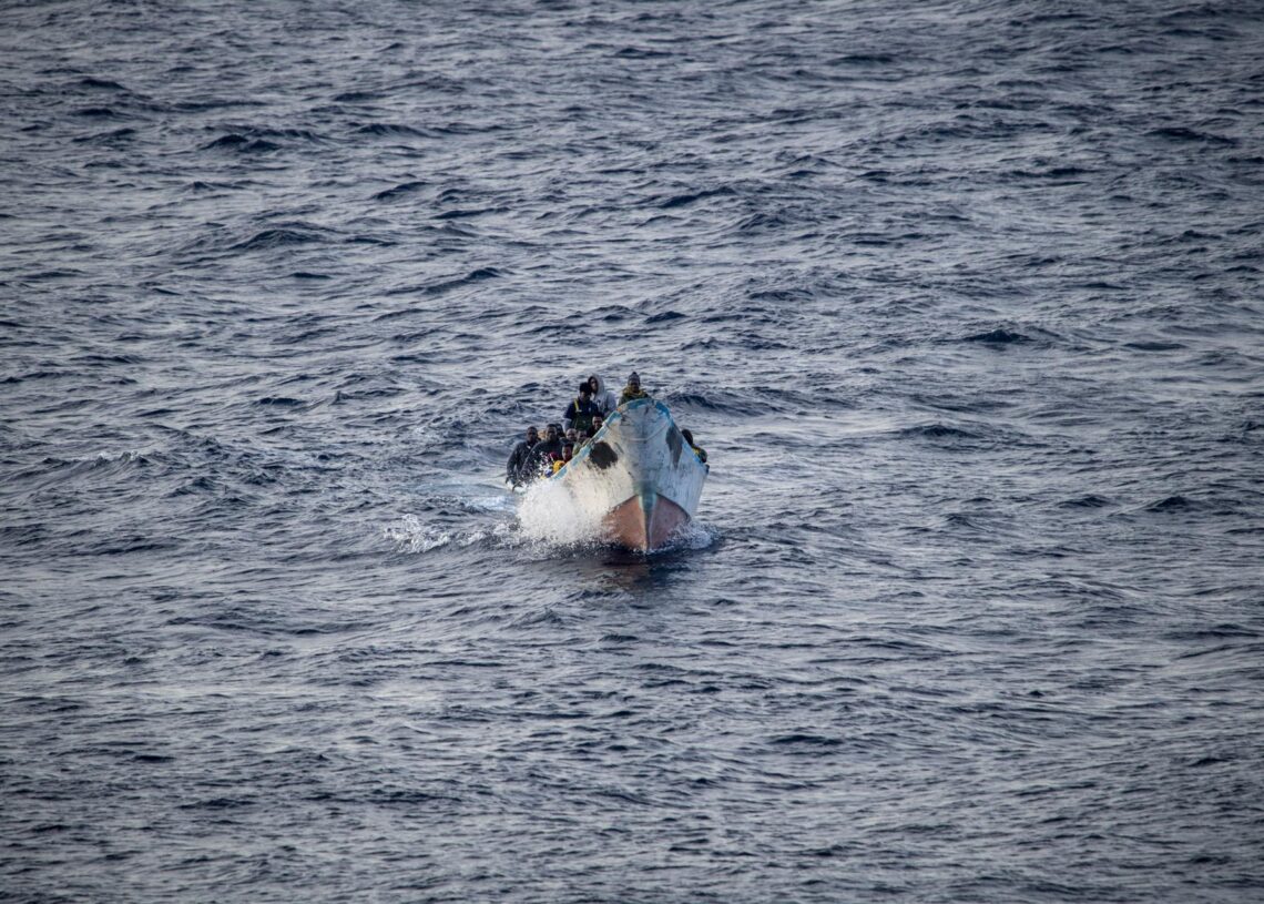Archivo - Un cayuco a su llegada al puerto de La Restinga, a 7 de diciembre de 2024, en El Hierro, Canarias (España).Antonio Sempere - Europa Press - Archivo