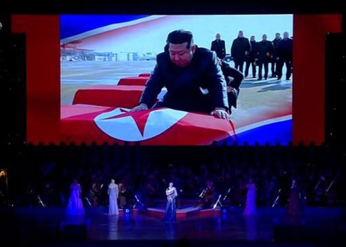 El líder norcoreano, Kim Jong Un, junto a los ataúdes de militares muertos en UcraniaKCNA