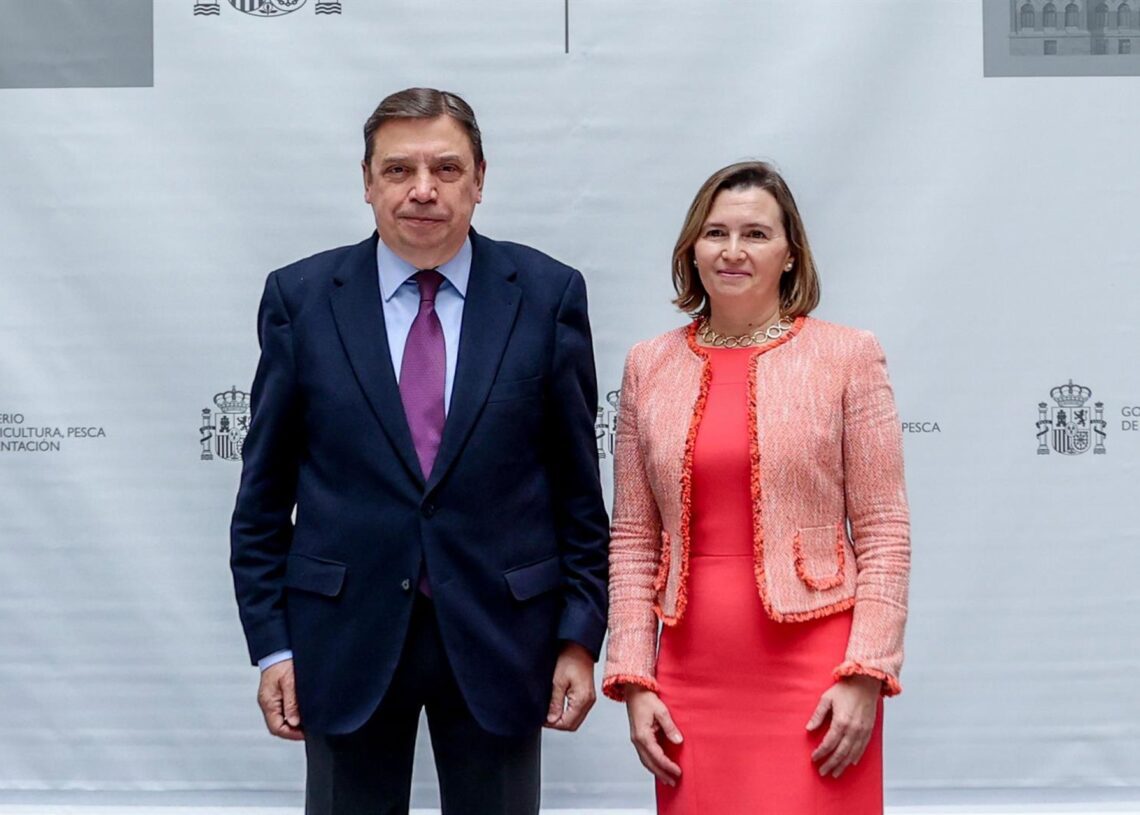Archivo - El ministro de Agricultura, Pesca y Alimentación, Luis Planas, junto a la secretaria general de Pesca, Isabel Artime GarcíaRicardo Rubio - Europa Press - Archivo