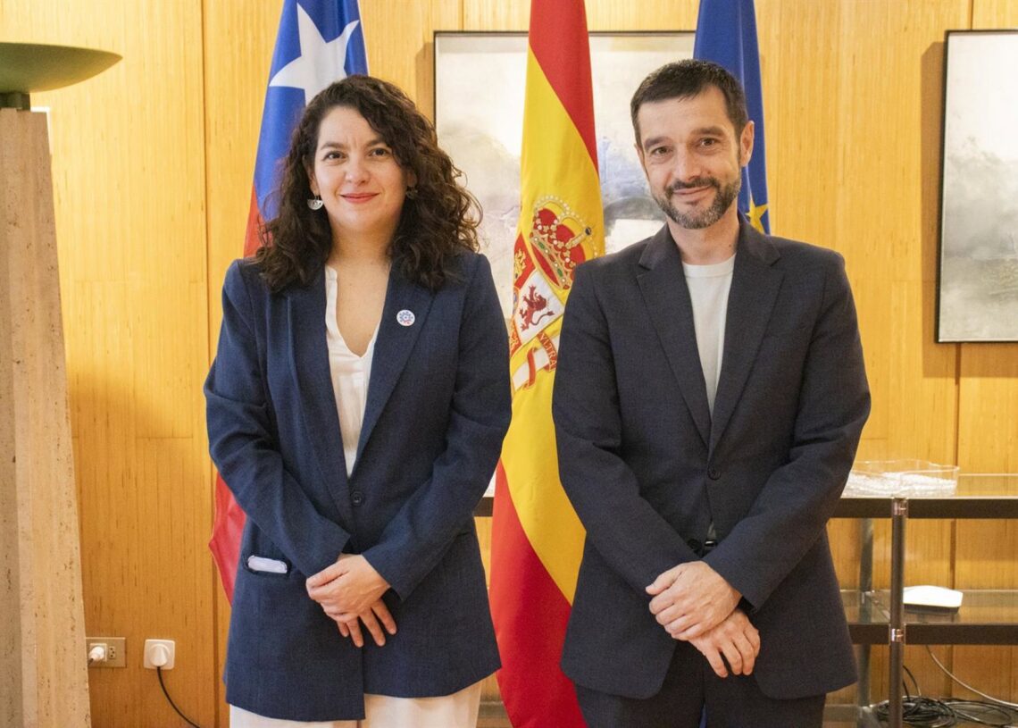 La ministra de Desarrollo Social y Familia de Chile, Javiera Toro, y el ministro de Derechos Sociales, Consumo y Agenda 2030, Pablo Bustinduy.MINISTERIO DE DERECHOS SOCIALES