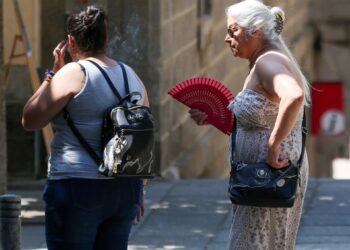 Una mujer se abanica durante la ola de calor, a 30 de junio de 2025, en Madrid (España). Marta Fernández - Europa Press