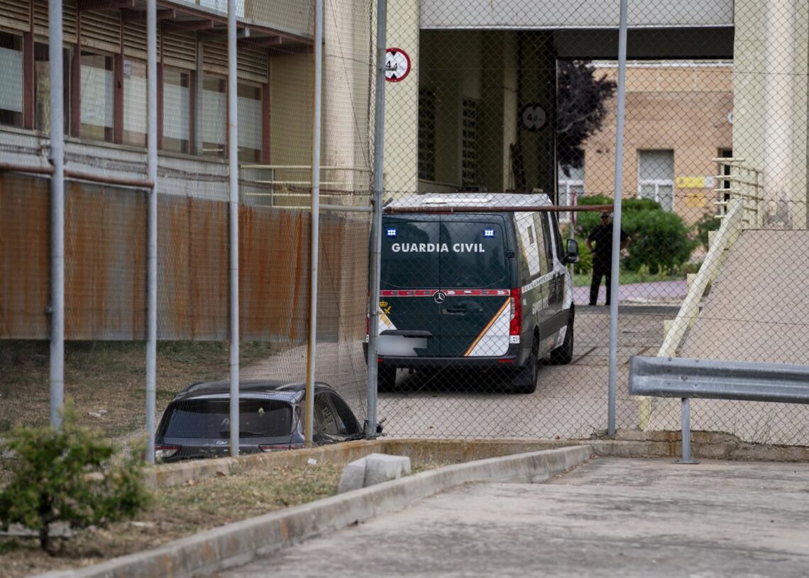 El furgón policial en el que va el exsecretario de organización del PSOE Santos Cerdán a su llegada a la cárcel de Soto del Real después de que el Tribunal Supremo ordenara prisión preventiva y sin fianza, a 30 de junio de 2025, en Soto del Real, Madrid (A. Pérez Meca - Europa Press