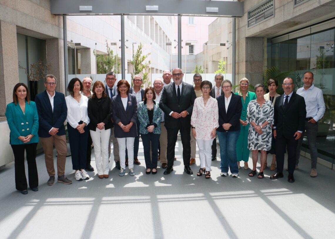 Los senadores firmantes de la proposición alternativa de reforma del Reglamento posan en el Senado | CEDIDA