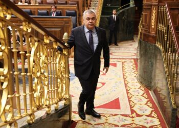 El secretario de Organización del PSOE y diputado por Navarra, Santos Cerdán, llega a la sesión de control al Gobierno del pasado 28 de mayo | MARTA FERNÁNDEZ (EUROPA PRESS)